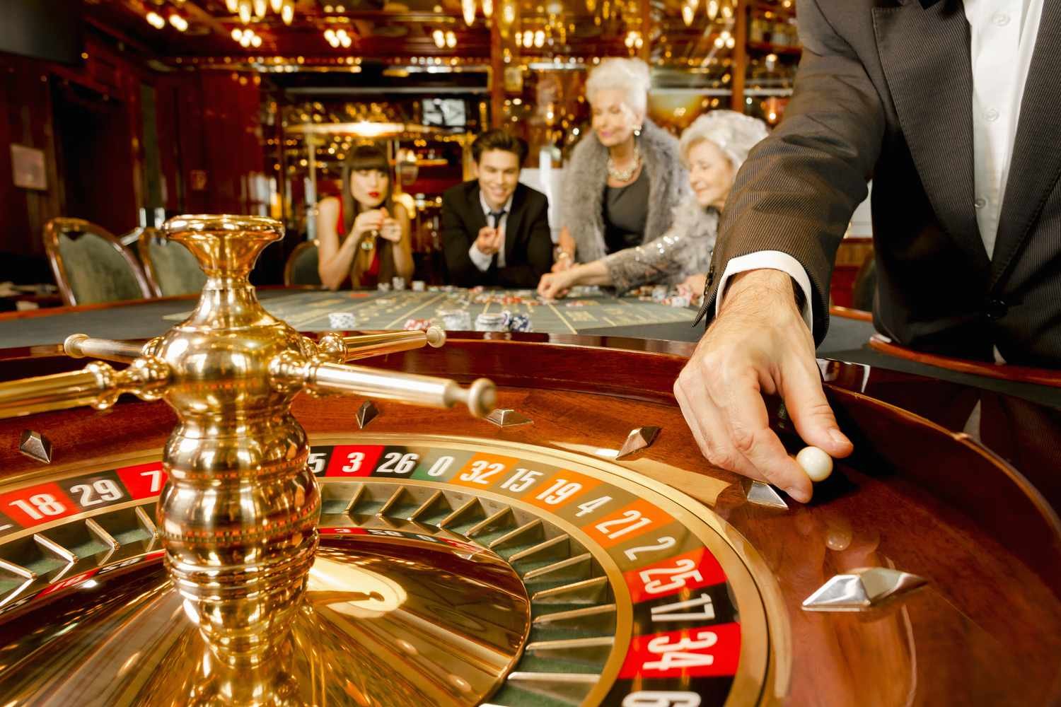 Tampilan meja live casino dengan dealer langsung di qqfunwin Indonesia